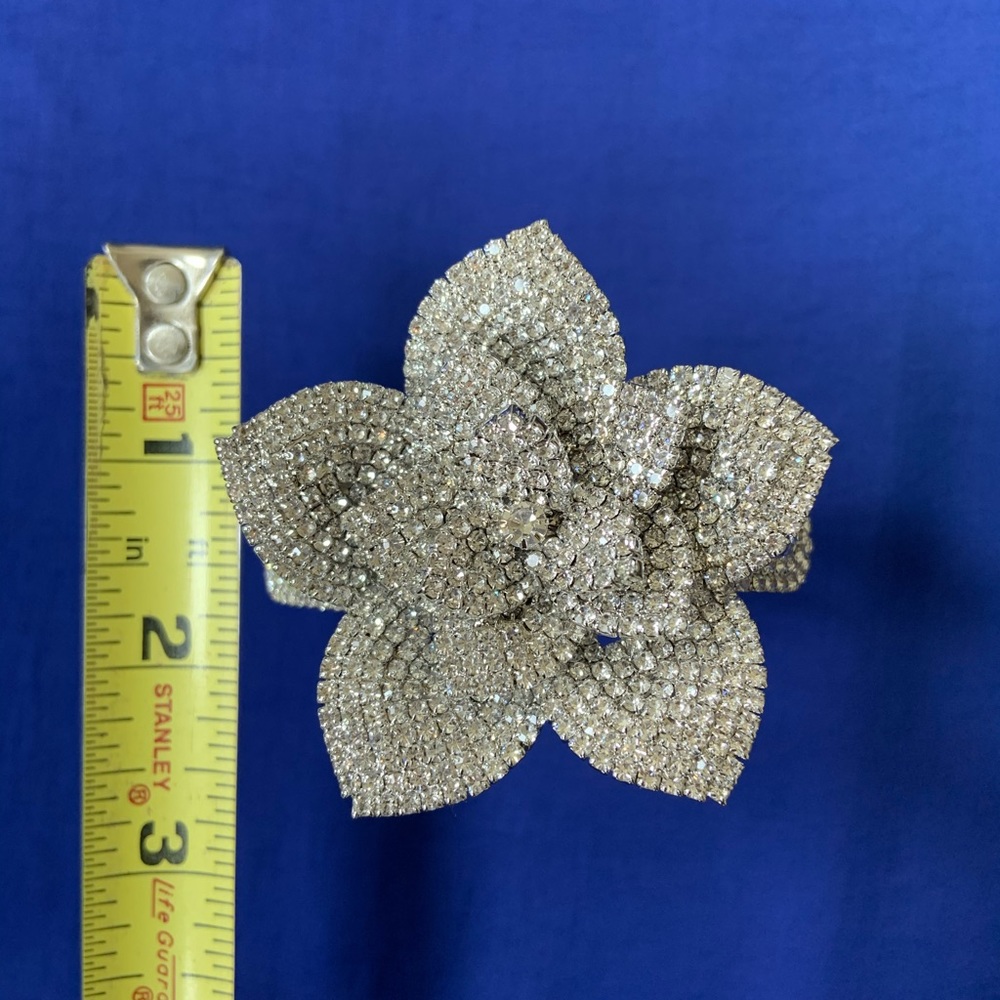 Gorgeous Rhinestone flower bracelet! - Picture 3 of 10